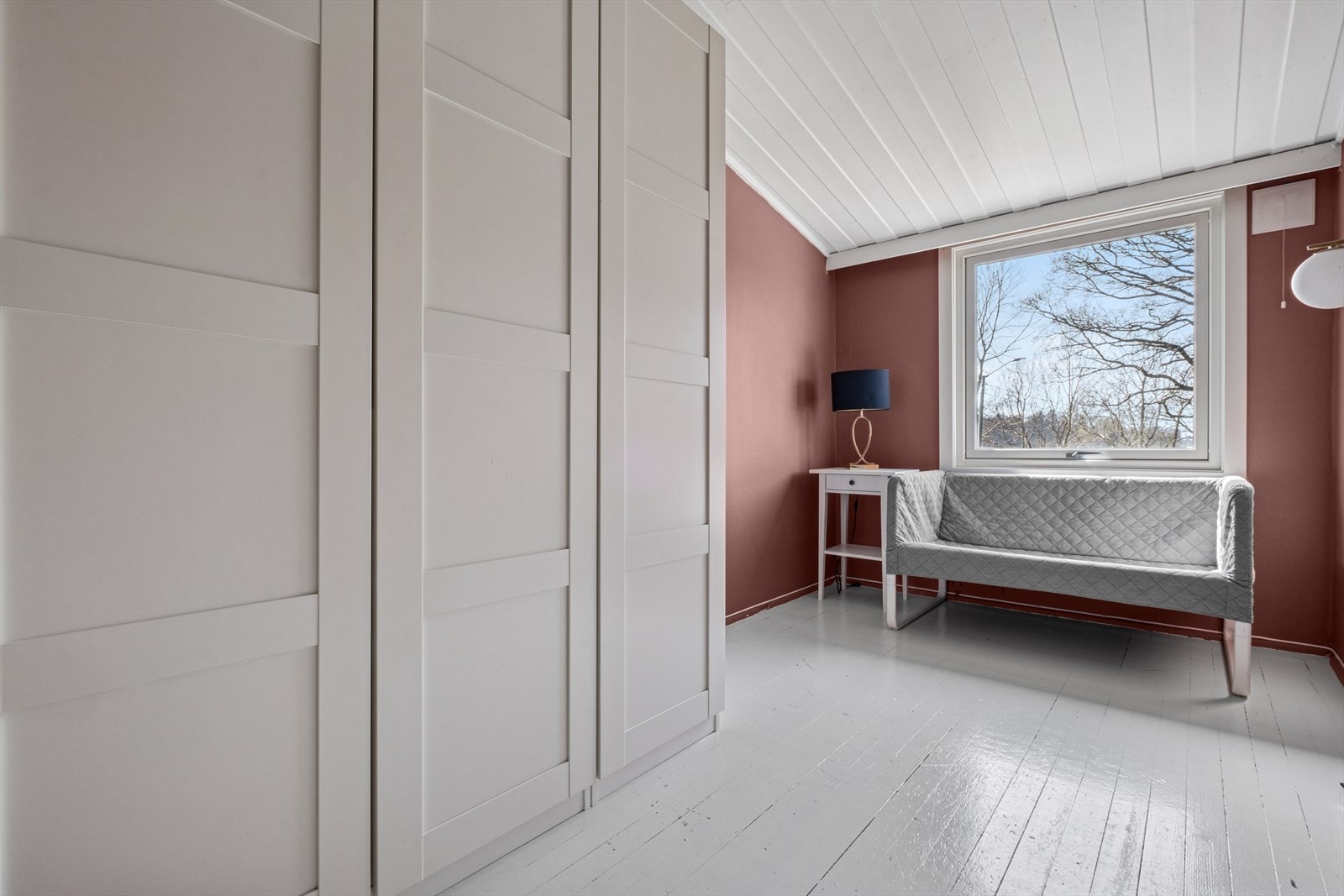 De to andre soverommene er praktisk utført med god plass til seng, tilhørende møblement og oppbevaringsmøbler. Galleribilde