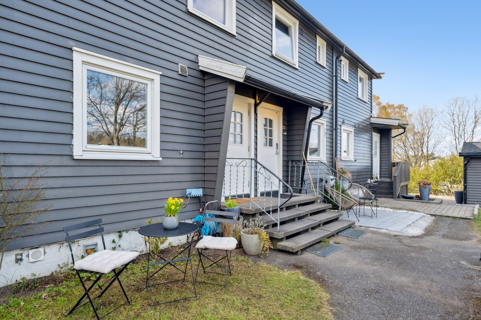 Det er adkomst til boligen fra bakkeplan, og inn i boligens første etasje. Galleribilde