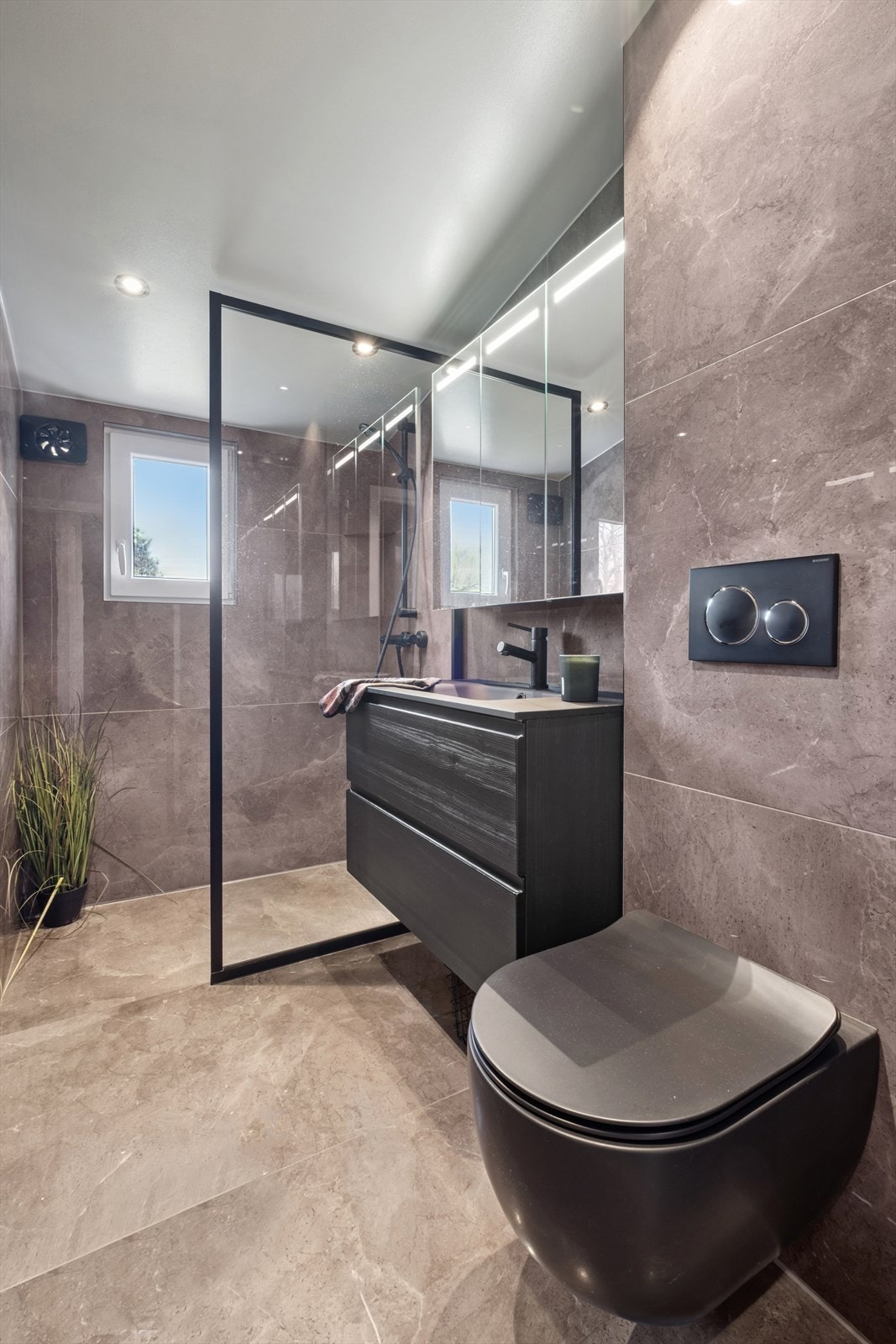 Pent flislagt baderom fra 2021 med varmekabler i gulvet. Galleribilde