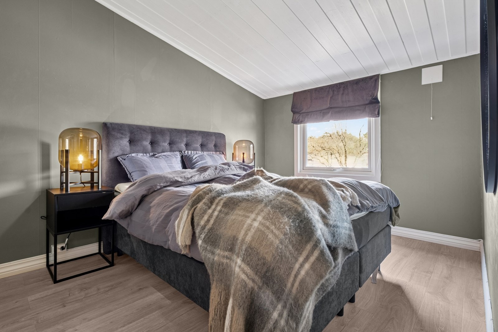 Hovedsoverommet har plass til dobbeltseng, tilhørende møblement og stor skyvedørsgarderobe med god oppbevaringsplass. Galleribilde