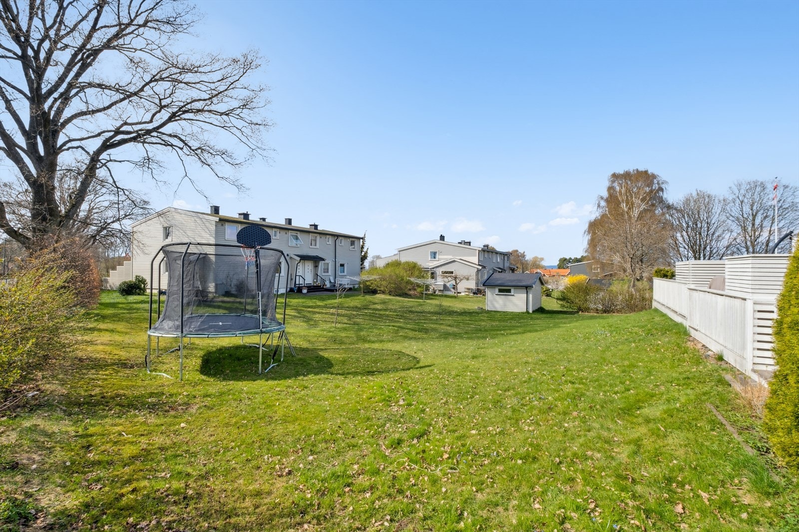 Boligen ligger i et meget populært og barnevennlig boligområde. Rett utenfor døren venter grøntarealer med mye tumleplass for barna. Galleribilde