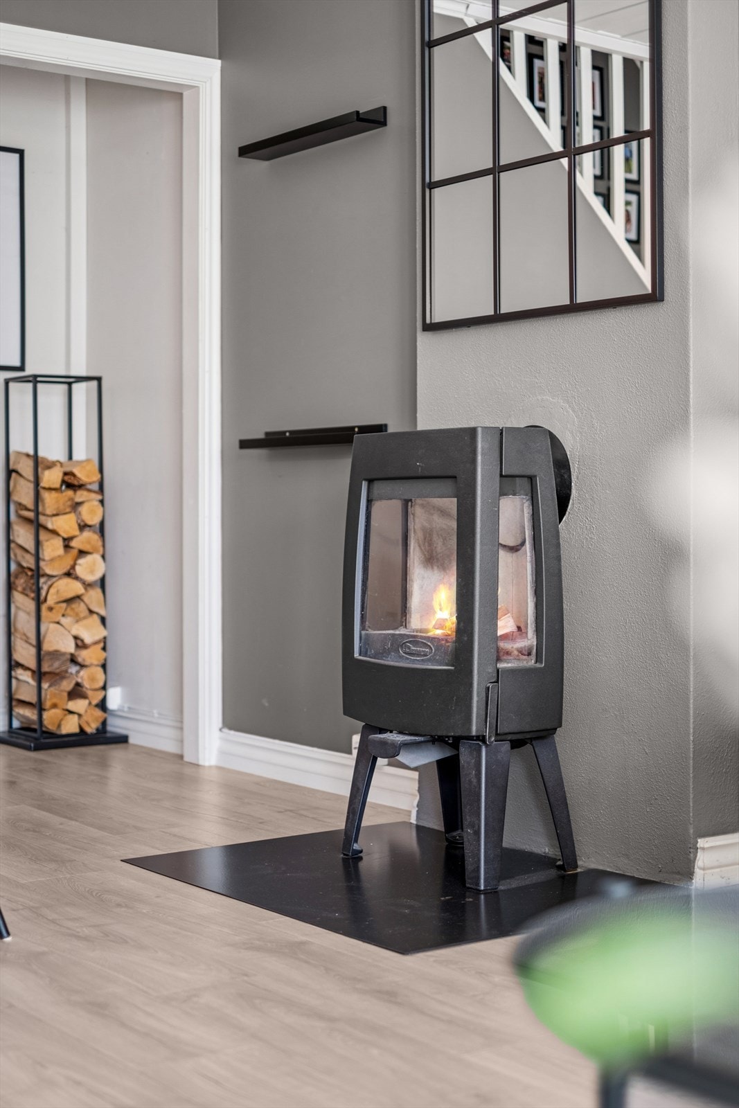 Det er montert peisovn for varme og hygge på kalde dager. Galleribilde