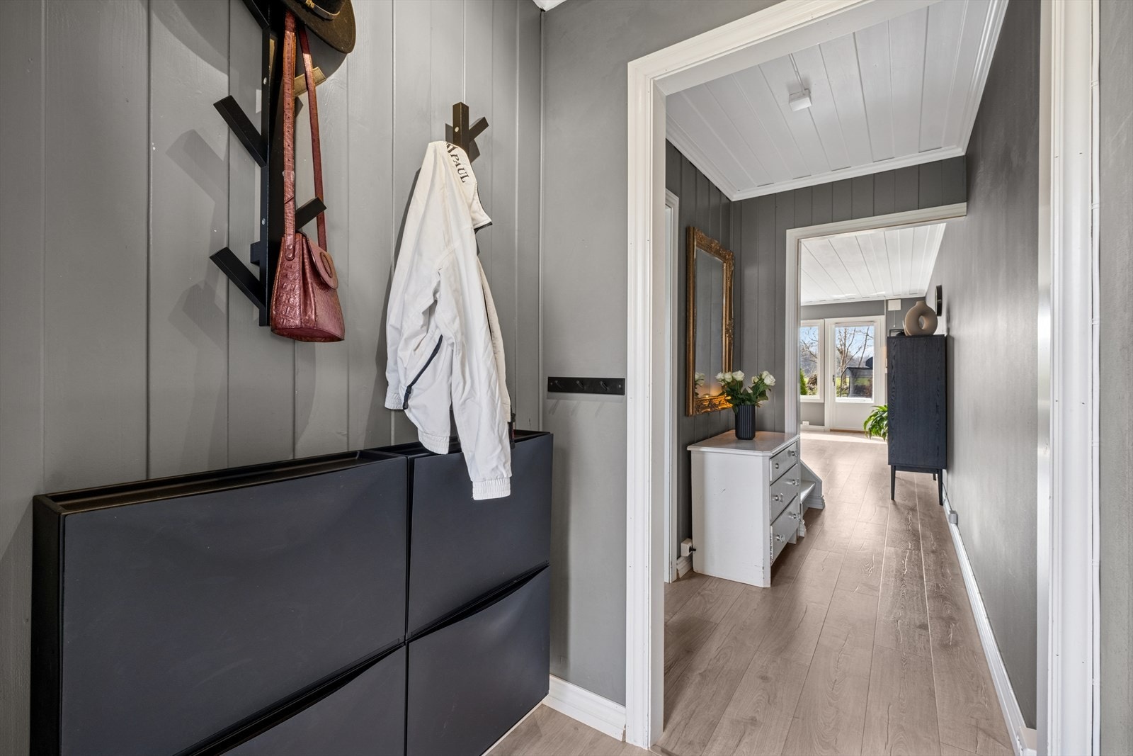 Velkommen inn - her ønskes du velkommen inn i en entré med god plass til å oppbevare ytterklær og sko. Galleribilde