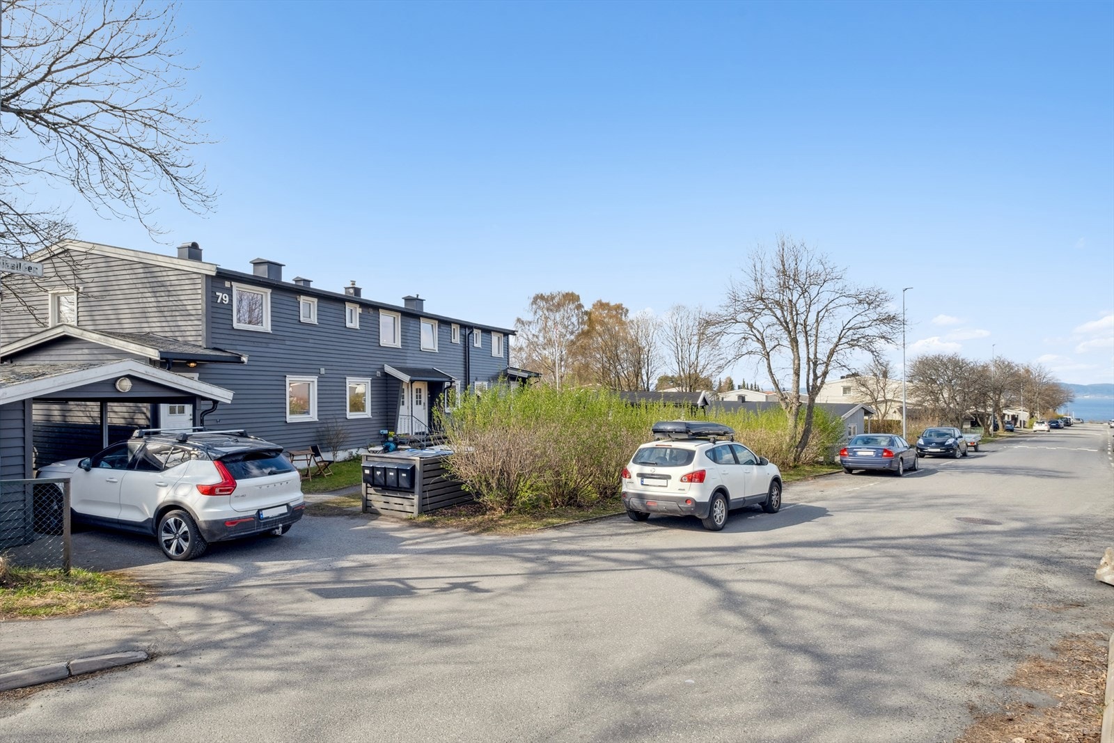 Her bor du i nærheten av en fin badestrand og det er gangavstand til Refsnes barneskole og Hoppern ungdomsskole, samt flere barnehager i området. Med bil når du Moss sentrum med kun en kort kjøretur. Galleribilde