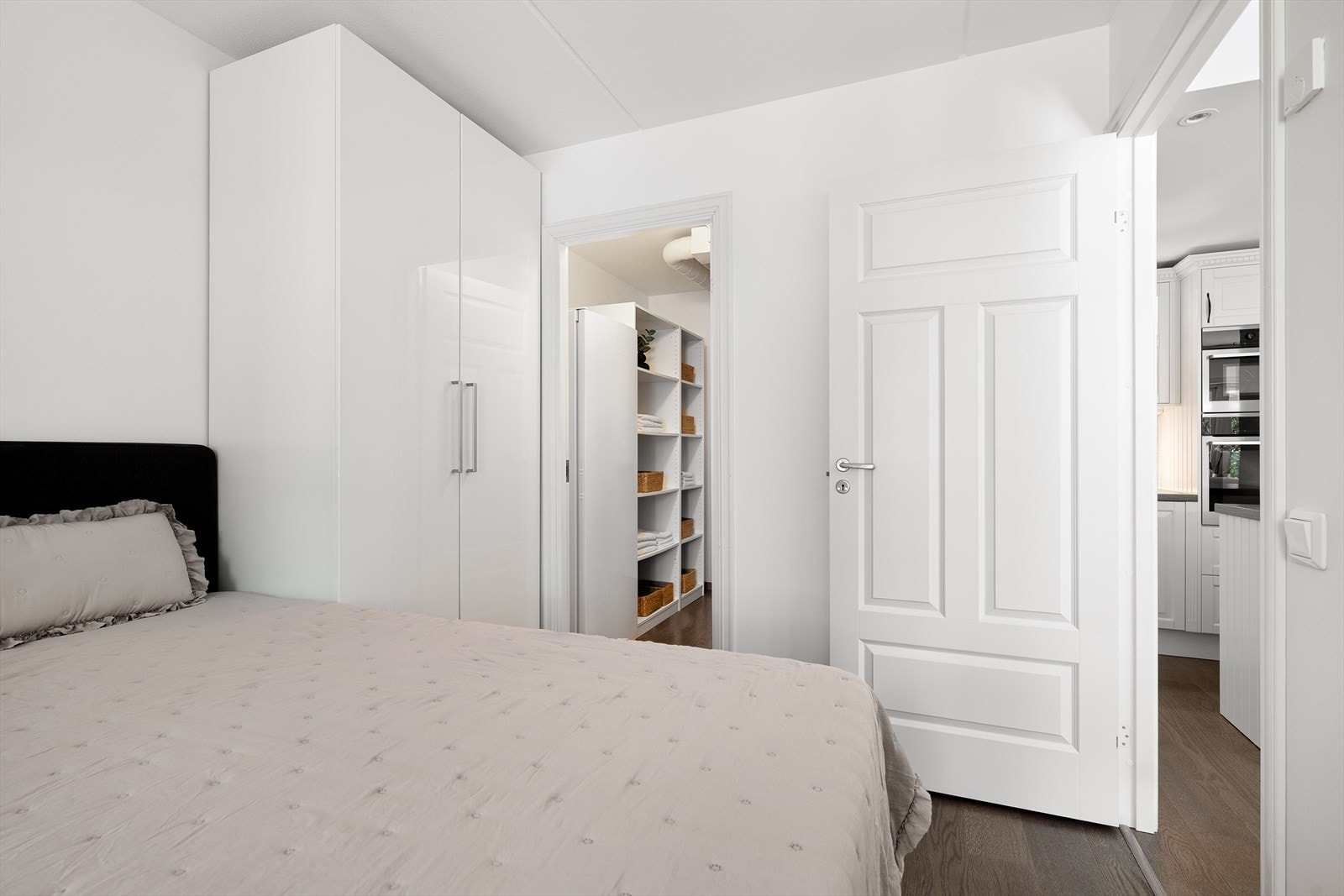 Fra hovedsoverommet er det videre adkomst til en praktisk innvendig bod Galleribilde