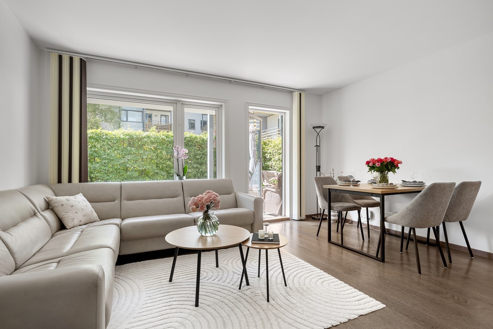 Det er god plass til både spisebord og sofagruppe Galleribilde