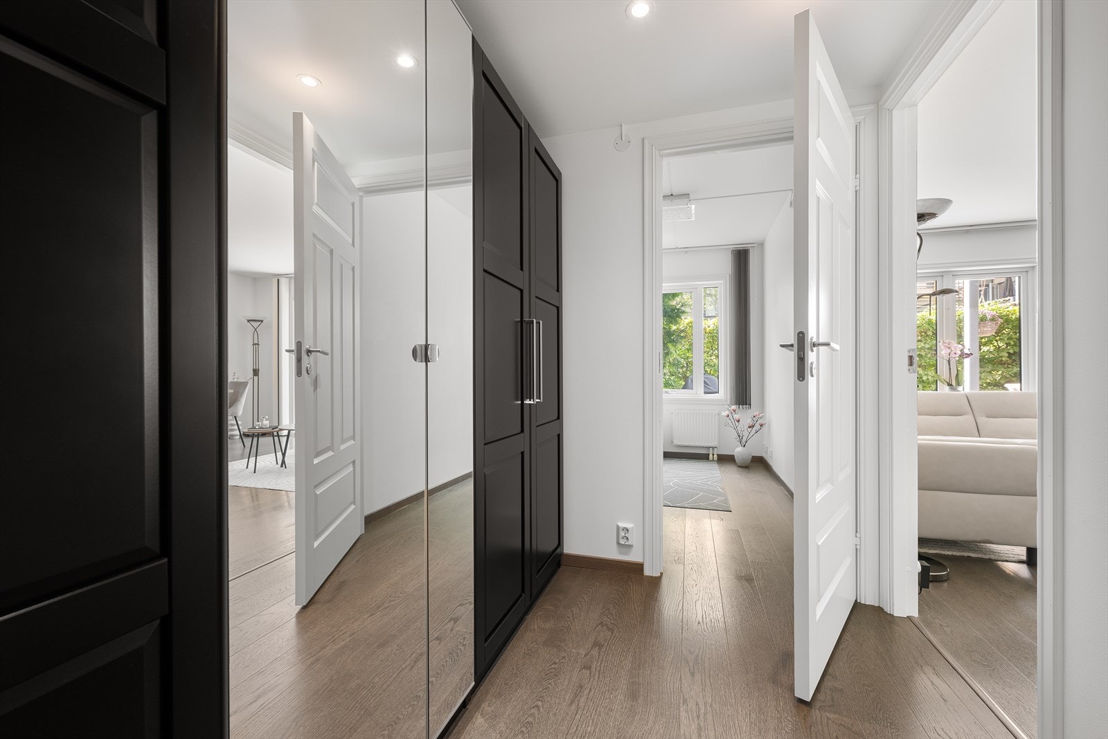 Innbydende entré med plass til sko- og yttertøy i stort garderobeskap Galleribilde