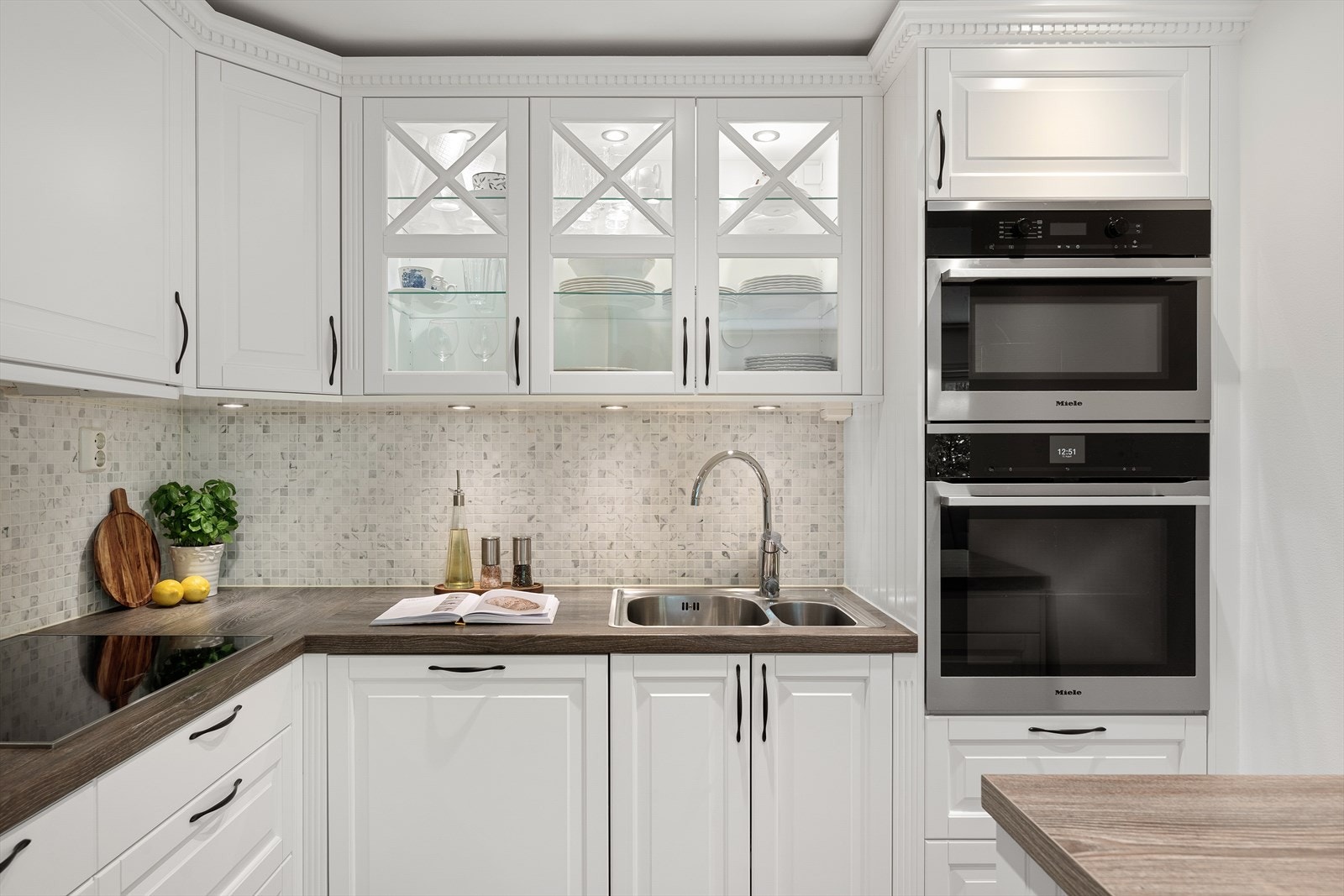 Det er laminert benkeplate med nedfelt kum i rustfritt stål og ventilator med avtrekk til ventilasjonskanal Galleribilde