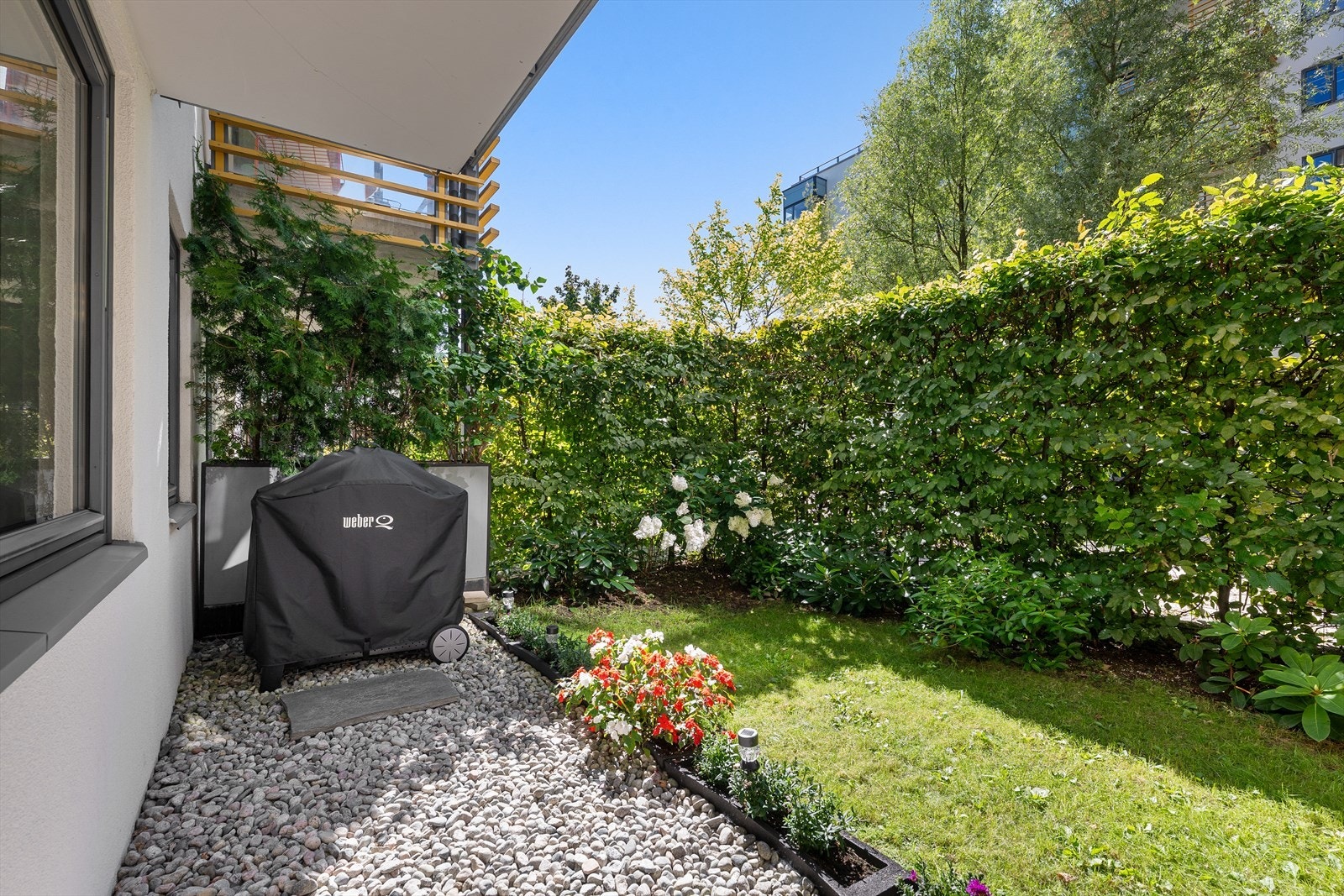 Uteplassen er godt skjermet mot innsyn - Det er god plass til grill Galleribilde