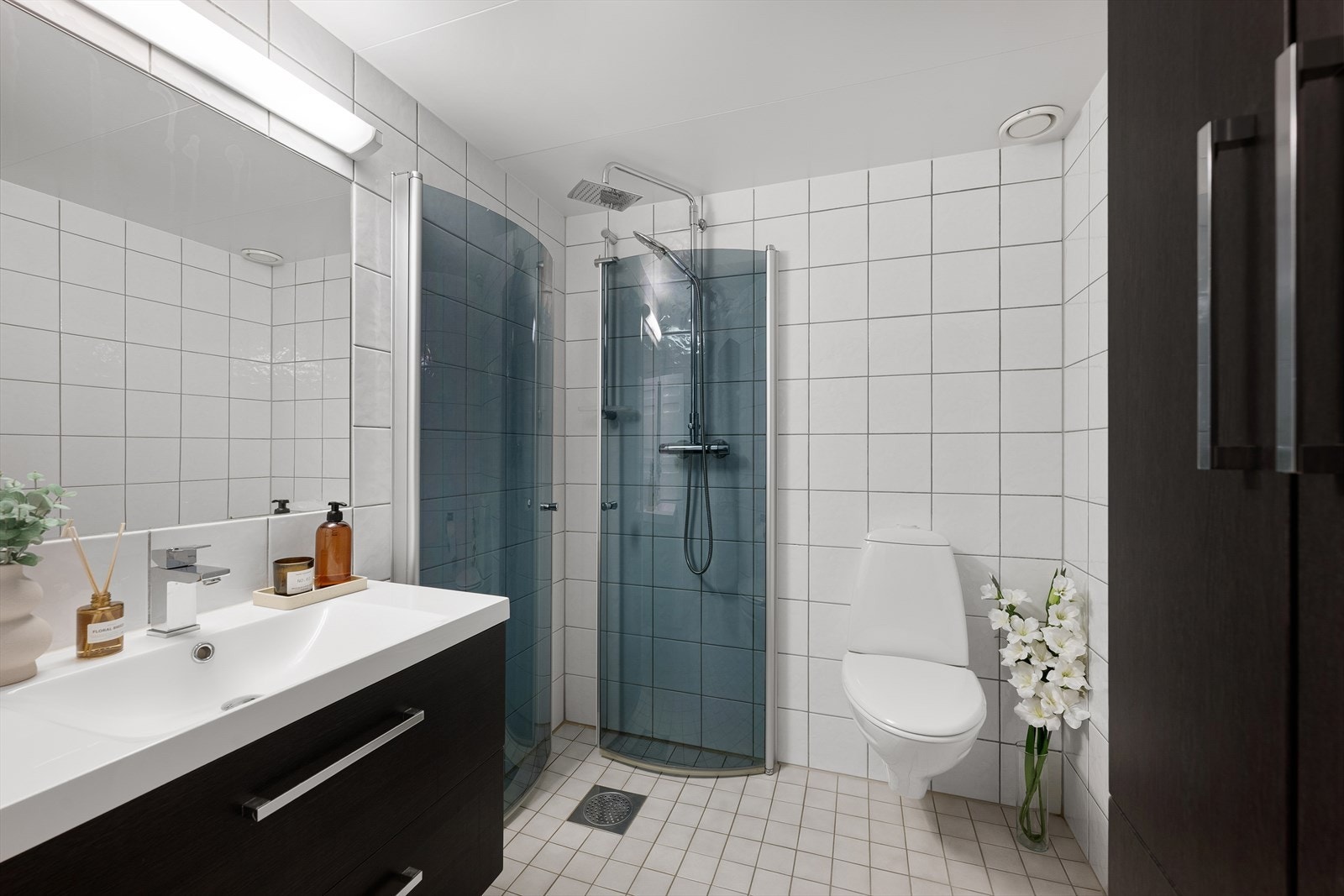 Badet består av en baderomskabin fra byggeåret, modernisert i 2017 med ny innredning, dusjdører og servant Galleribilde