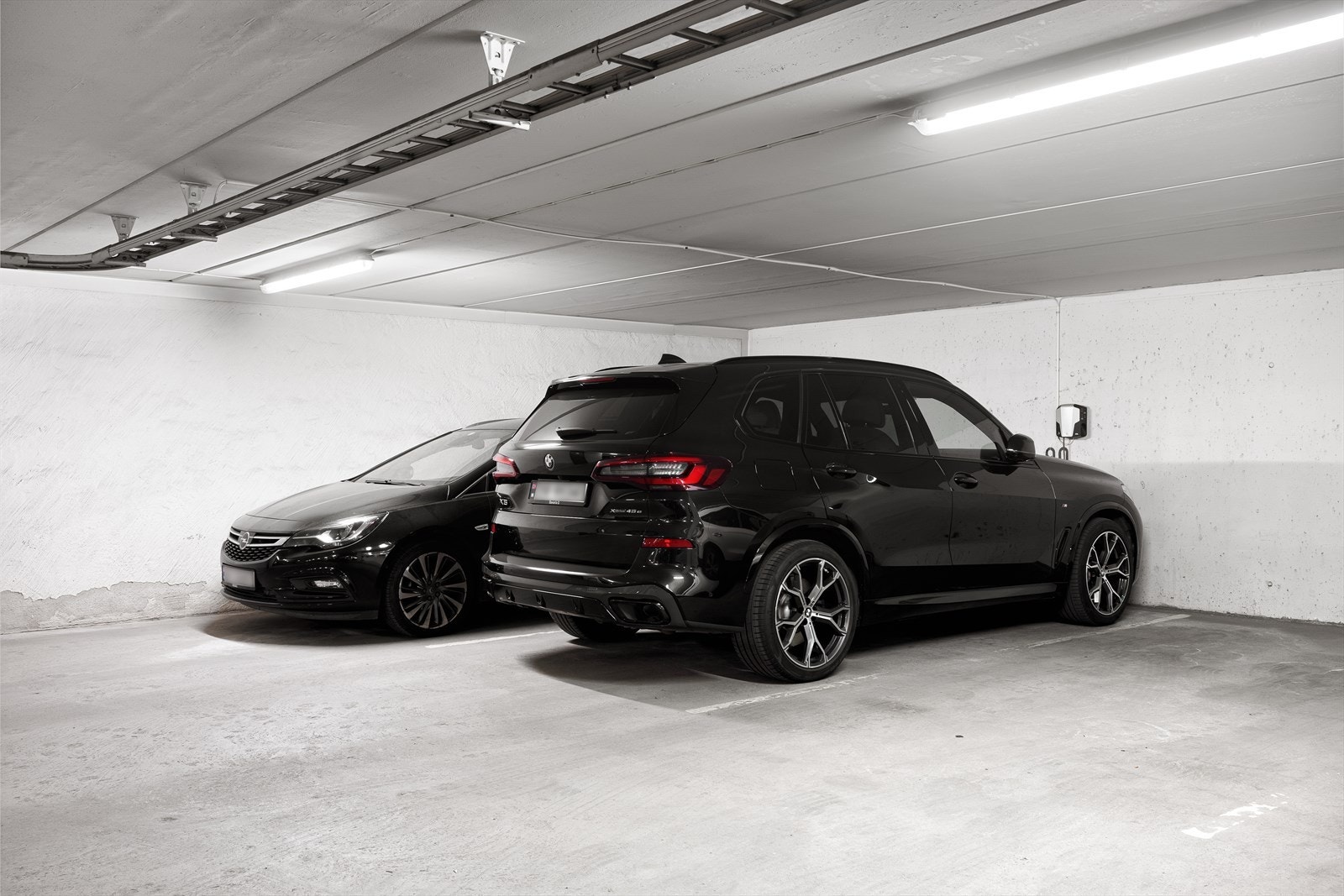 Garasjeplass med el-billader Galleribilde