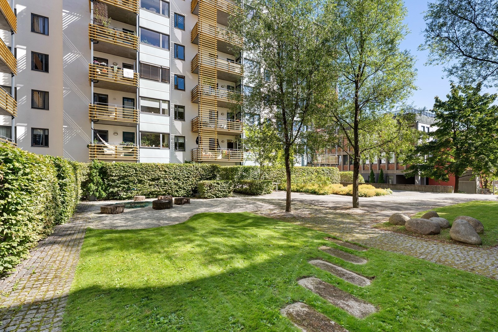 Sameiet har også en pent opparbeidet felles bakgård - Sameiet har en praktisk sykkelstall fra i samme plan som leiligheten med inngang / utgang fra gateplan (for å trille sykler inn og ut) Galleribilde