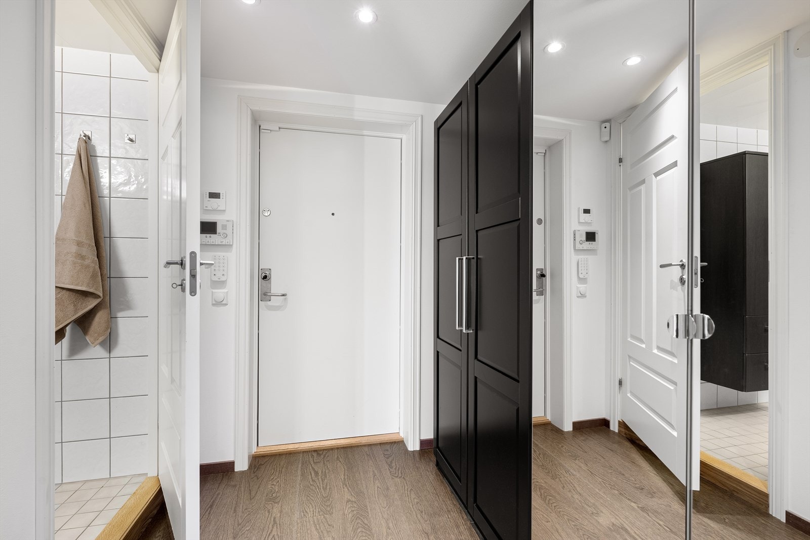 ntréen er koblet til calling anlegg som gjør det enkelt å slippe inn gjester fra inngangsplan Galleribilde