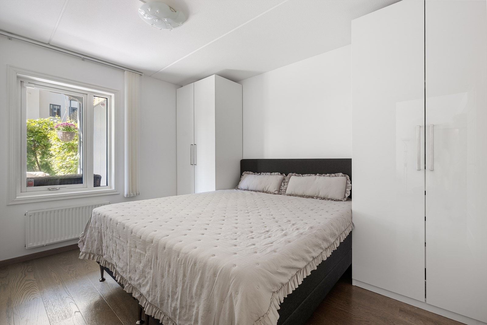 Leiligheten har to soverom - Hovedsoverommet har god plass til garderobeskap og dobbeltseng Galleribilde