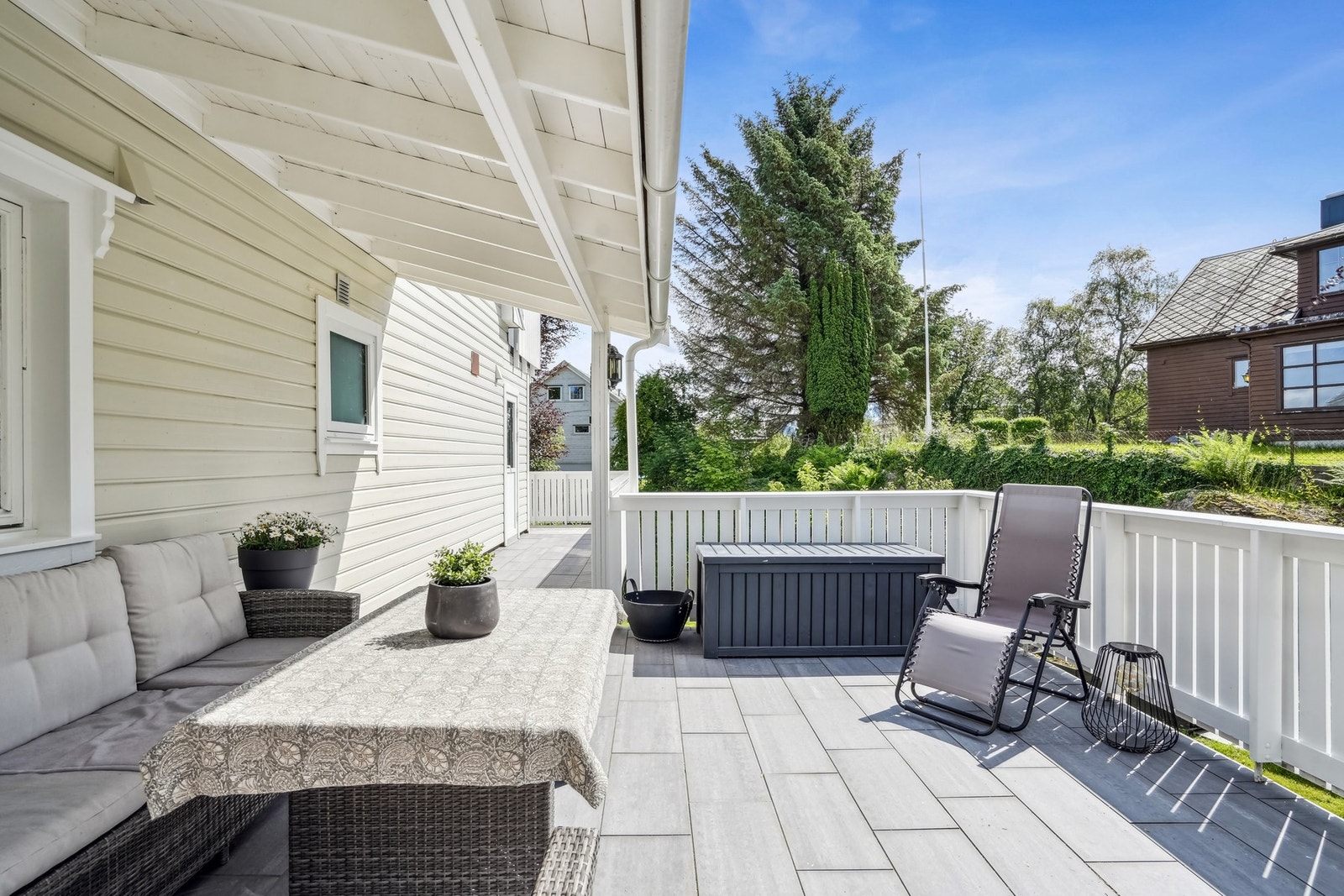 Altanen er lun med god plass til større sittegruppe og loungestoler om ønskelig. Galleribilde