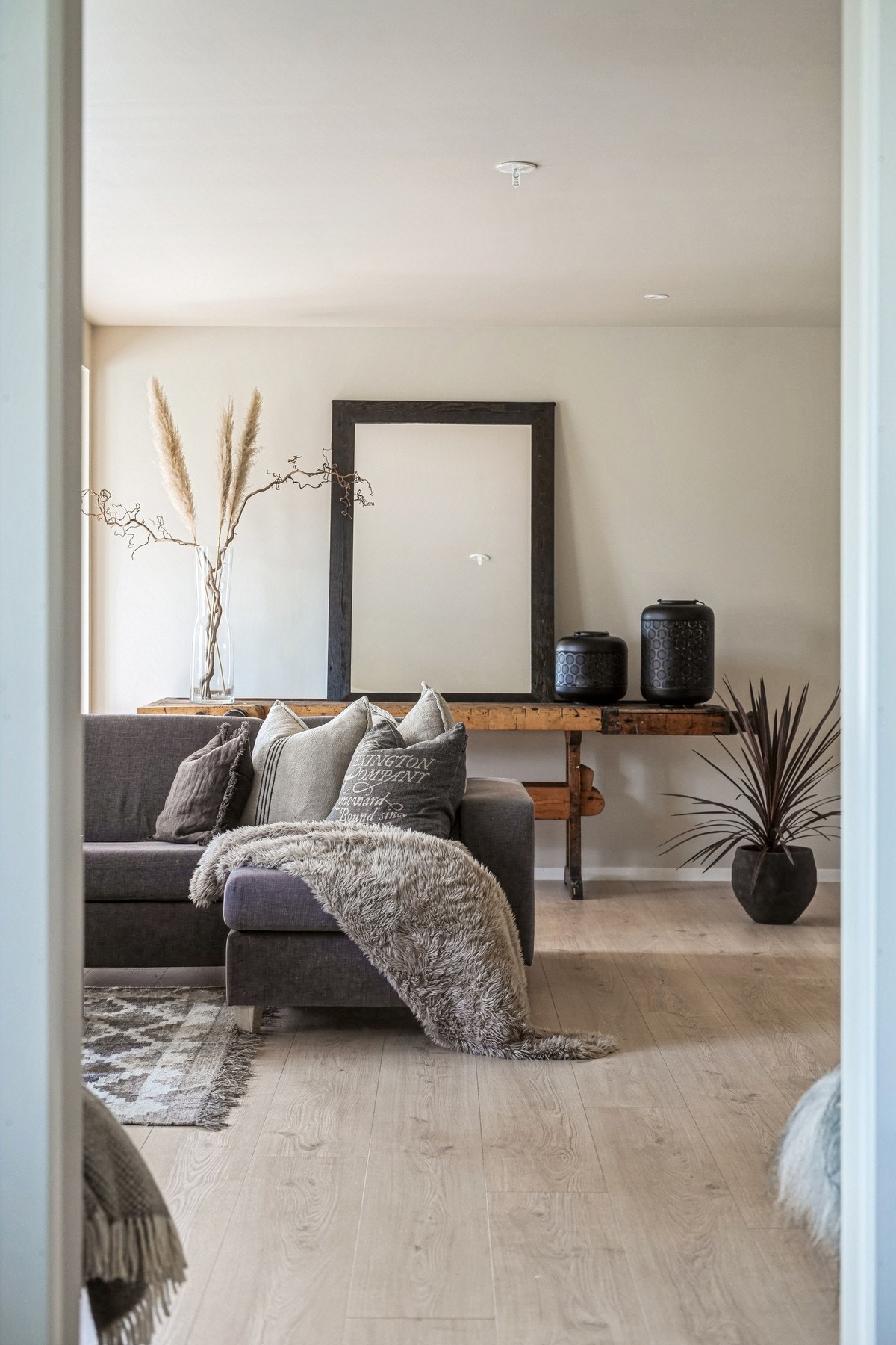 Boligen er omfattende oppgradert de senere år, og holder god standard på innredninger og overflater. Galleribilde