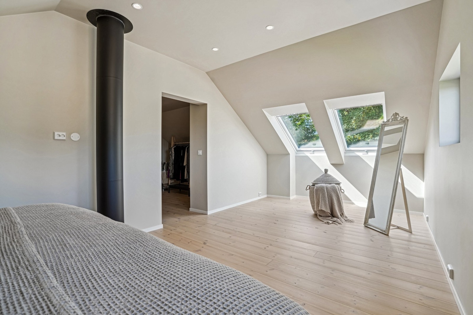 Et luftig og innbydende hovedsoverom som inviterer til ro og hvile. Galleribilde