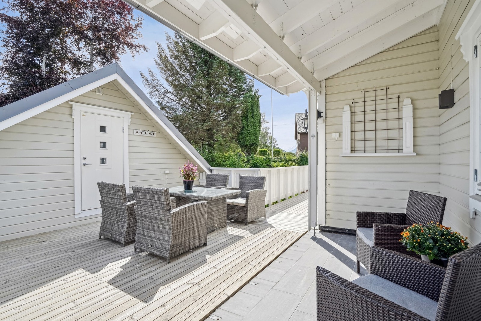 - den svært romslige altanen på 72 kvm som er delvis belagt med fliser og terrassebord. Galleribilde