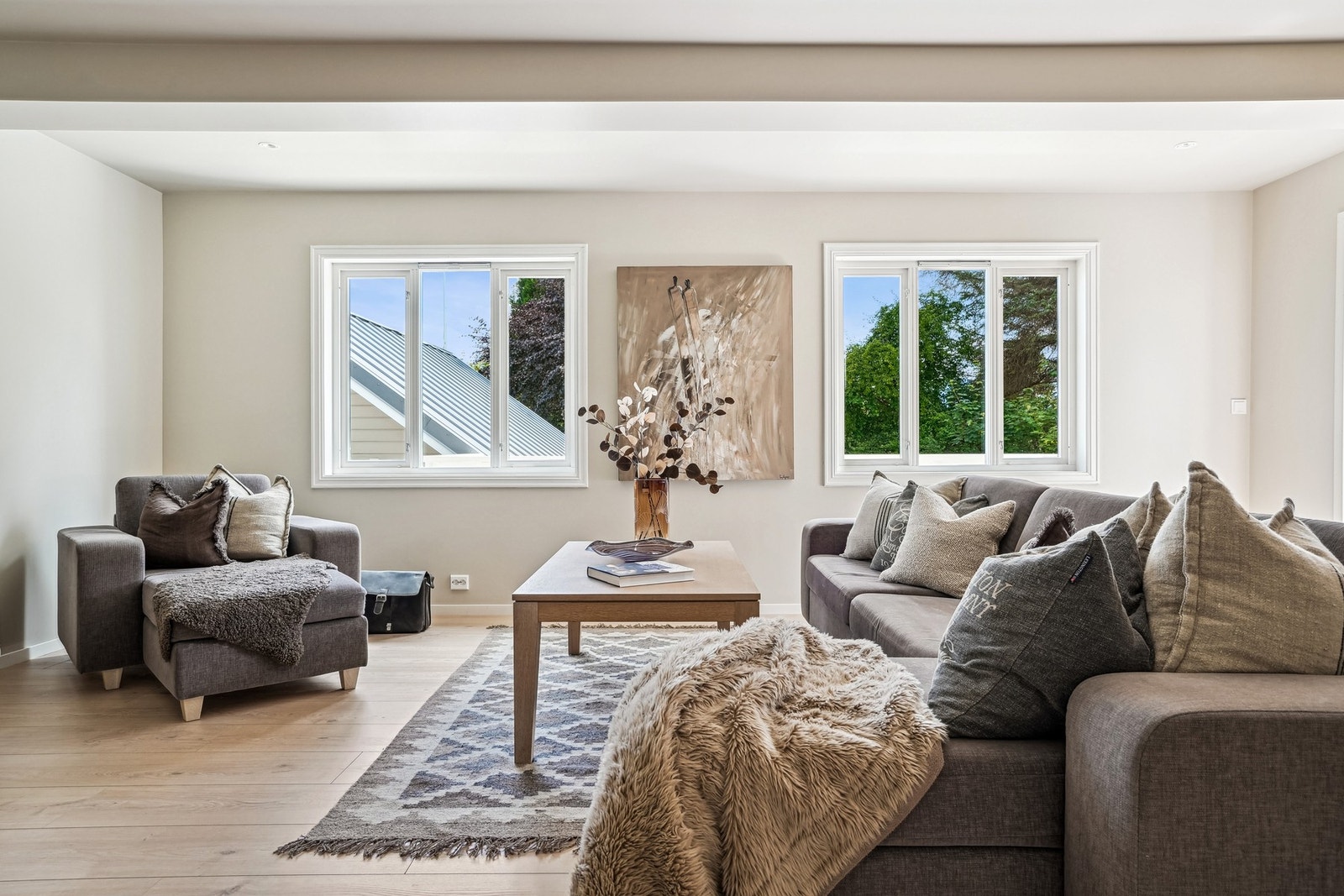 Boligen holder god standard på innredninger og overflater. Fargevalget er gjennomgående lyst og moderne. Galleribilde