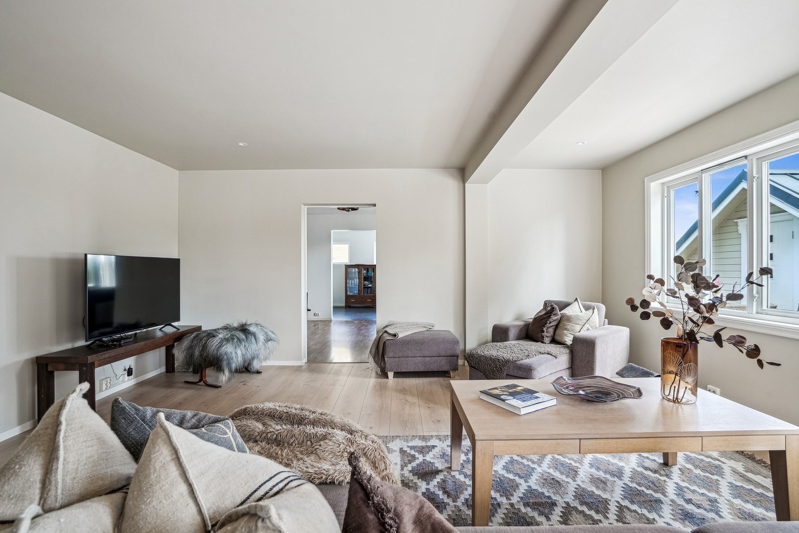 Dagslyset suppeleres noe av downlights i himling, og det er lampepunkt for ekstra belysning. Galleribilde