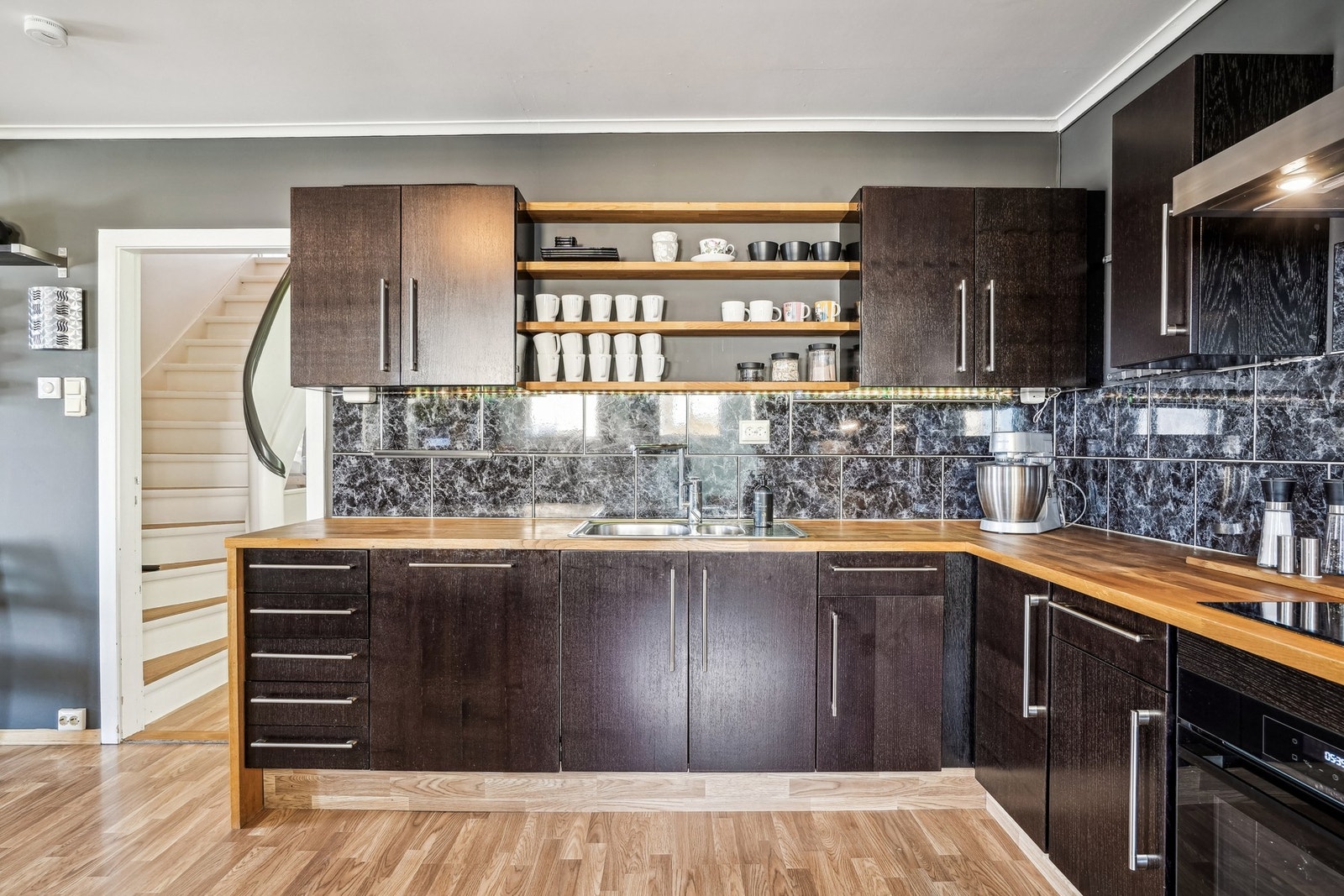 Hvitevarer som stekeovn, induksjon platetopp og oppvaskmaskin medfølger i handelen. Galleribilde