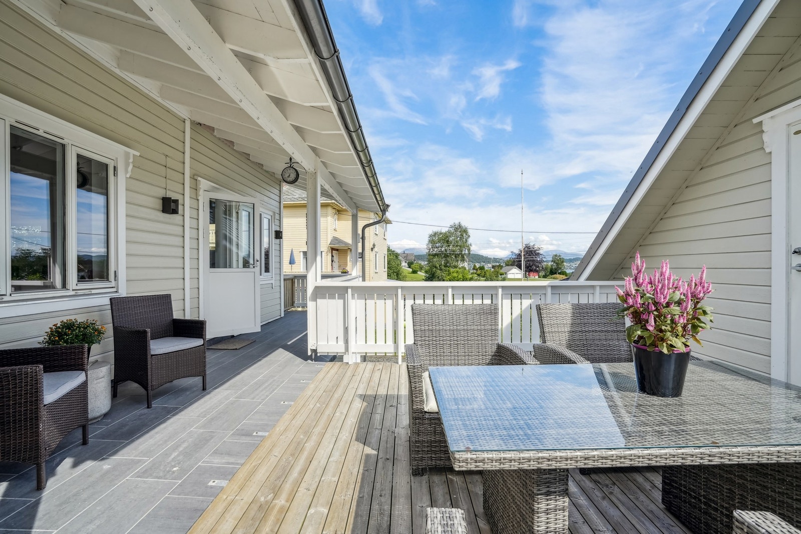 Solrik altan mot syd med god plass til spisegruppe og sittegruppe i flere soner. Galleribilde