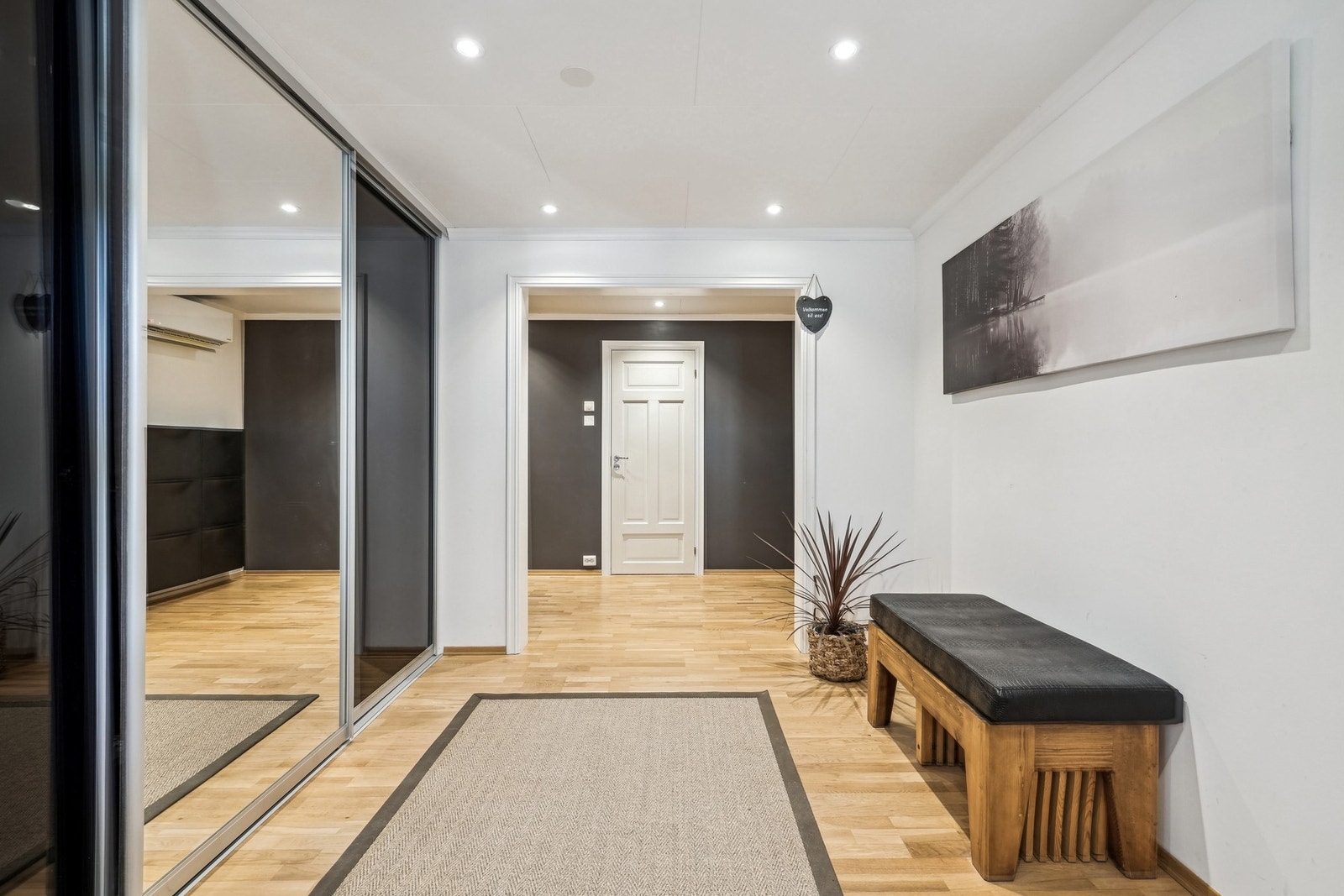 Hallen byr på god plass og en praktisk skyvedørsgarderobe som holder yttertøy og sko elegant ute av syne. Galleribilde