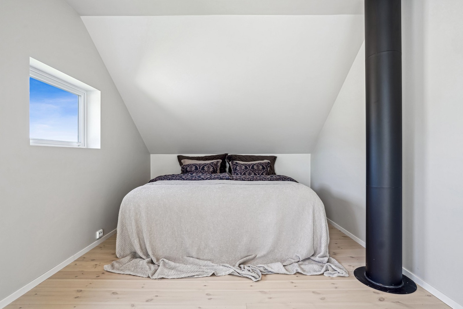 Hovedsoverommet er svært romslig og innbydende med lyst fargevalg. Galleribilde