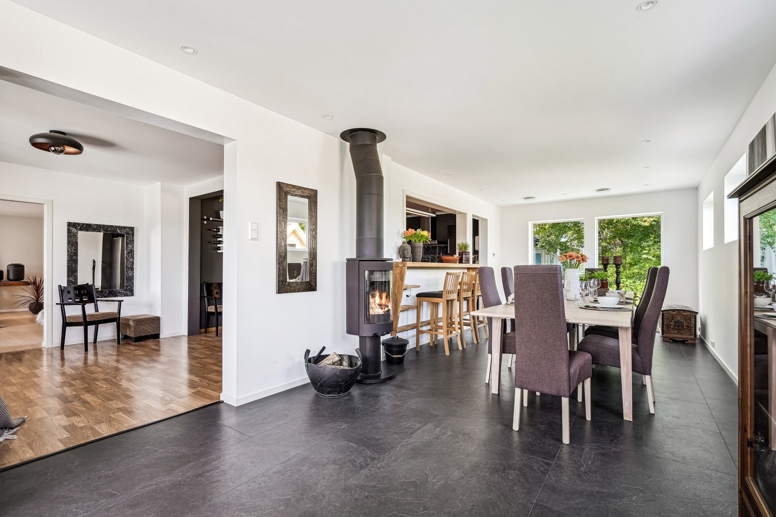 Komforten i boligen ivaretas av vedovn og varmepumpe. Galleribilde