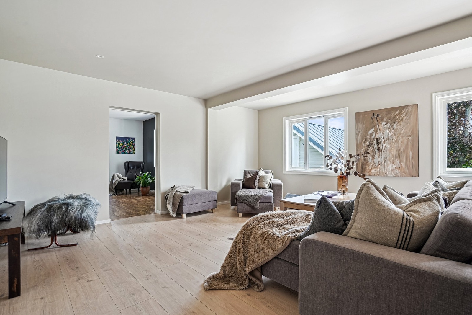 En gjennomført og stilfull stue hvor design og komfort går hånd i hånd. Galleribilde