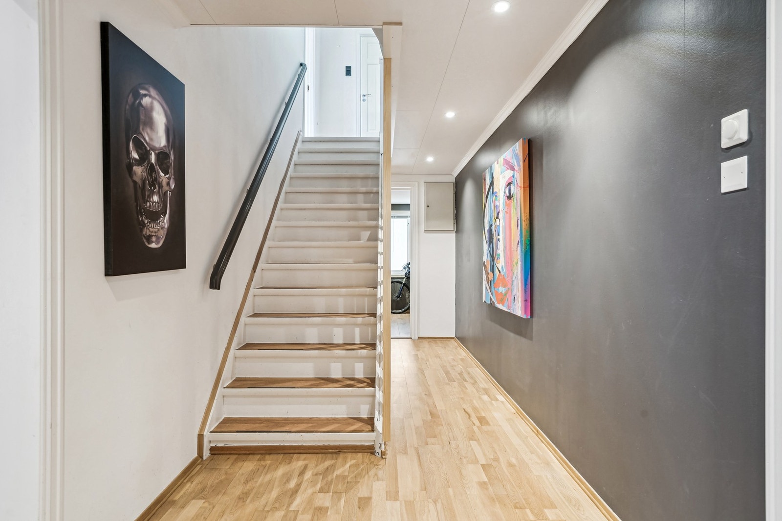 Vi tar turen ned til underetasjen som er innredet med bad, to soverom, trimrom og bod. Galleribilde