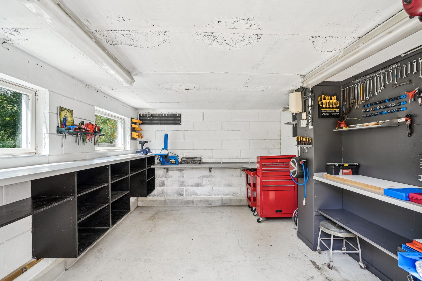 Stor og praktisk verkstedsbod. Galleribilde