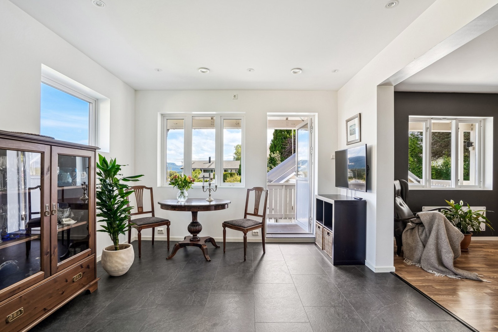 Fra kjøkkenet er det også tilkomst til - Galleribilde