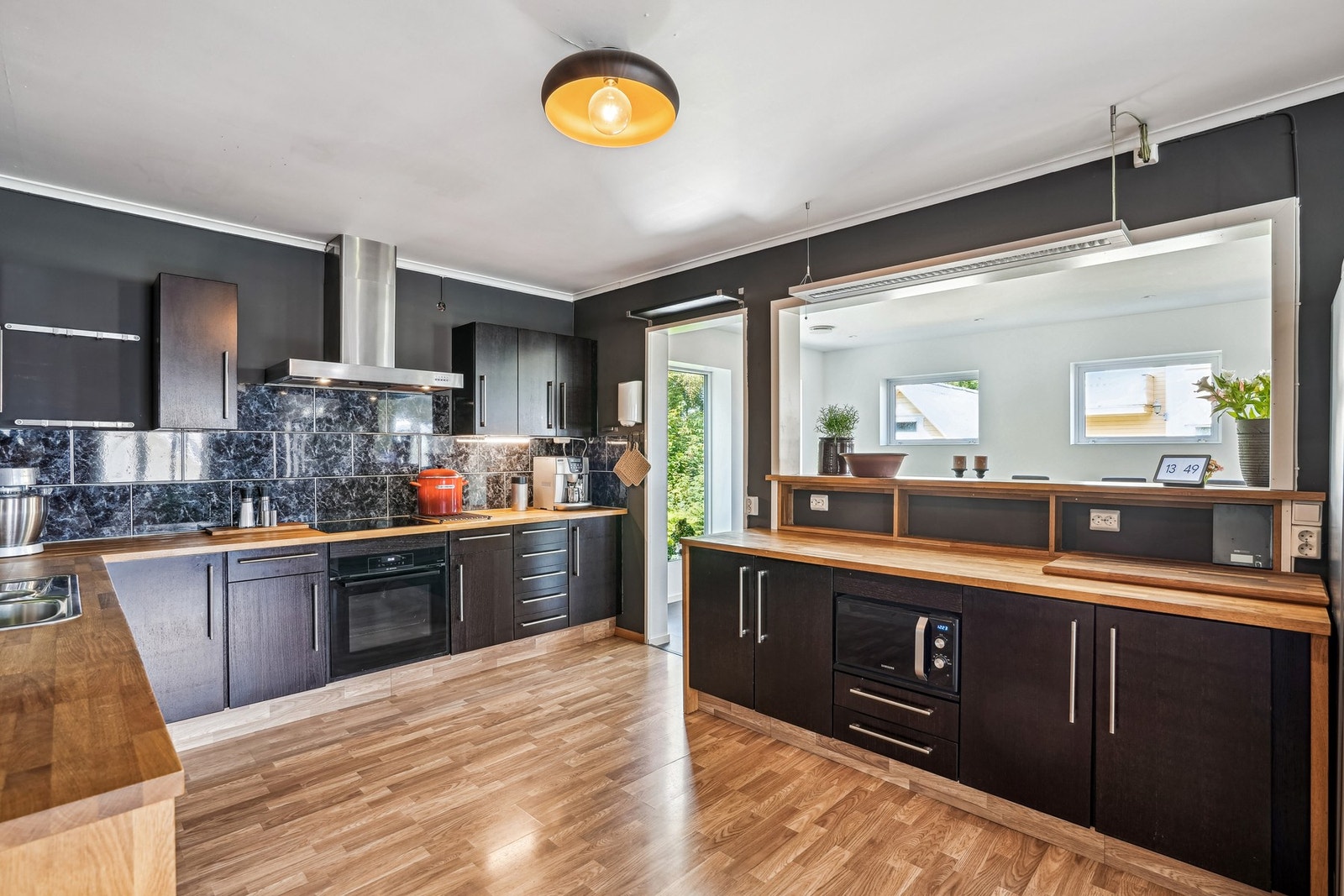 Det er godt med skap- og skuffeplass, samt fine arbeidsflater for matlagingen. Galleribilde