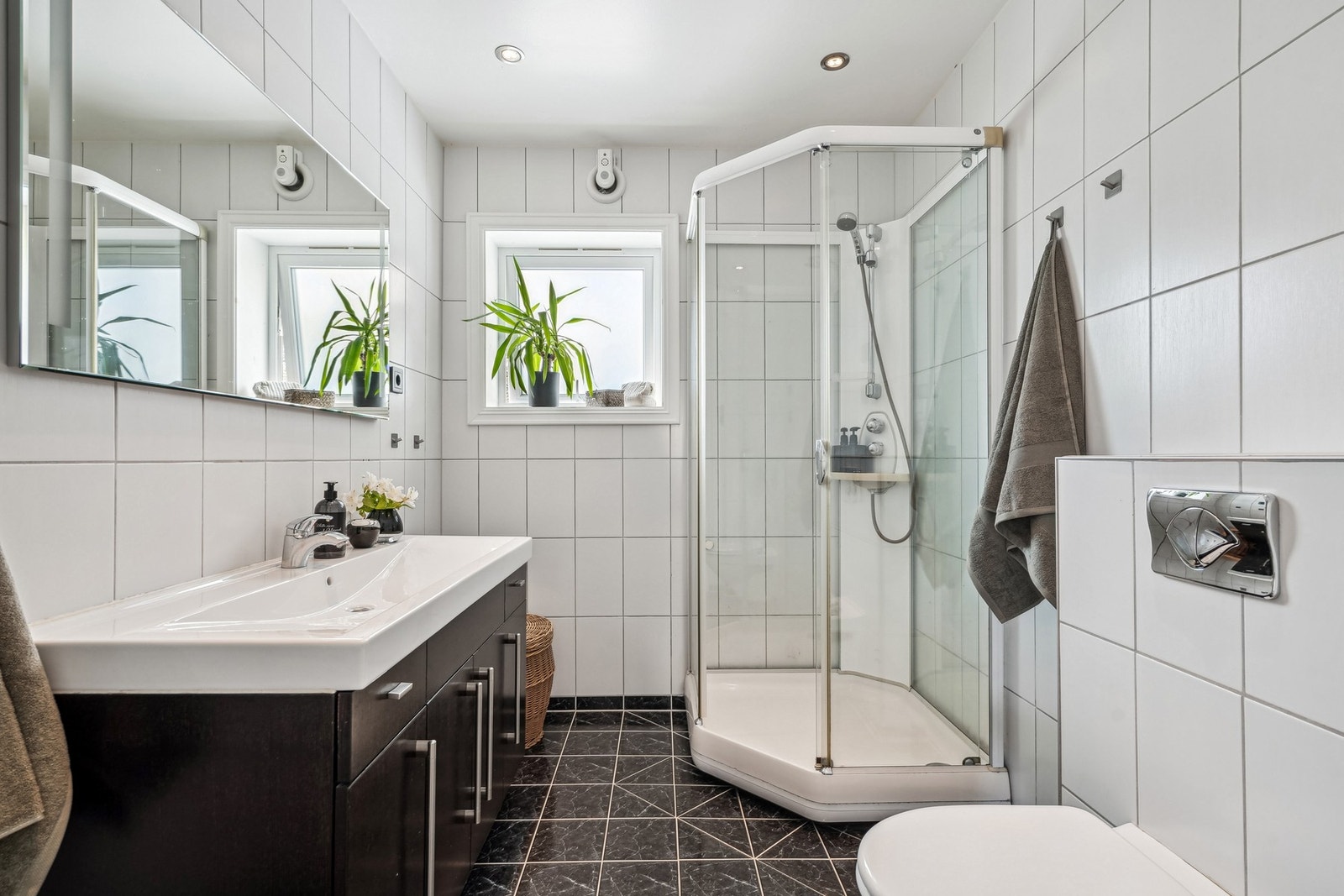 Helfliset bad fra 2012 med elektriske varmekabler. Innredet med servantinnredning, speil med integrert belysning, dusjkabinett og vegghengt toalett. Galleribilde