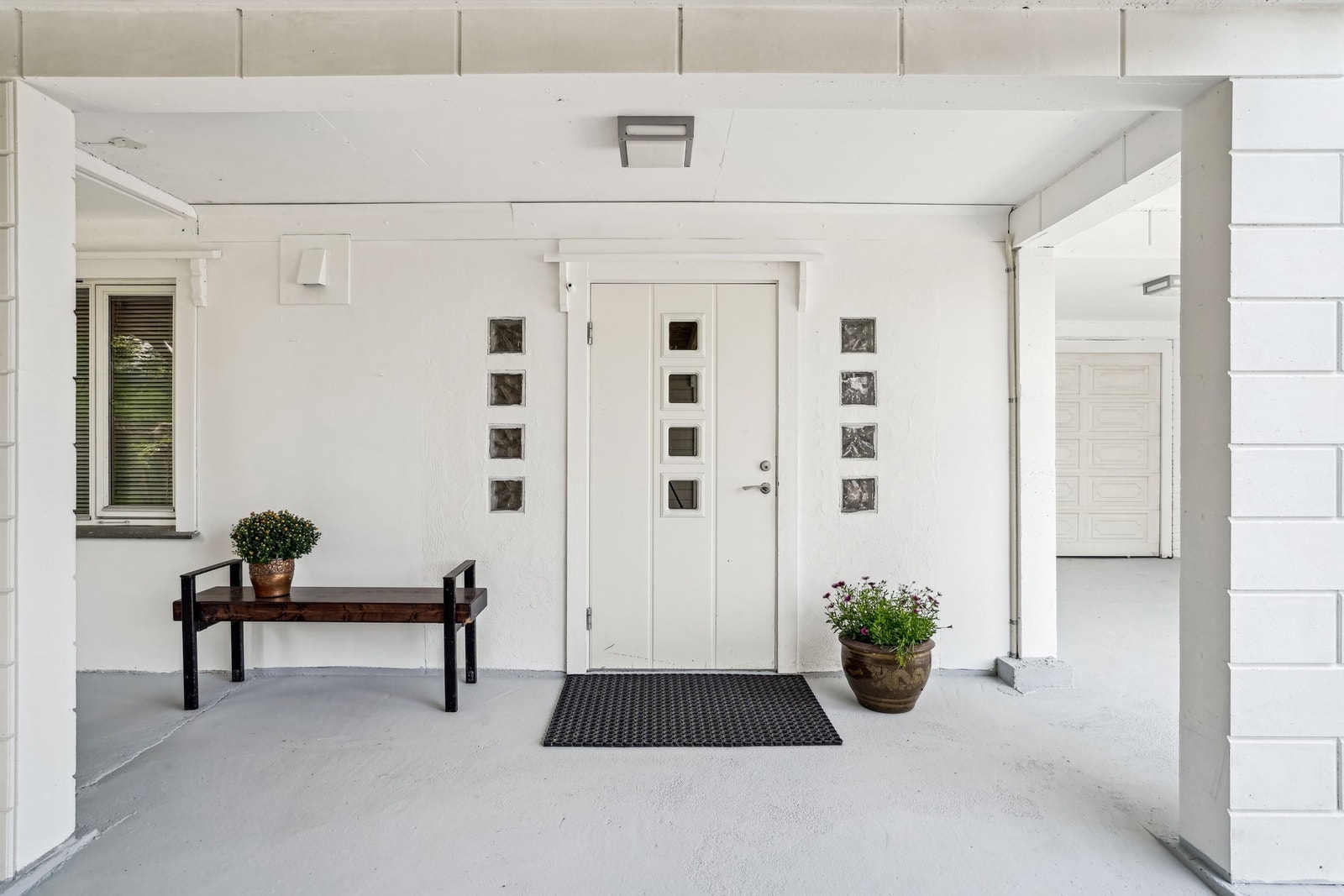 Overbygd inngangsparti - her går du tørrskodd fra ytterdør til garasjen. Galleribilde