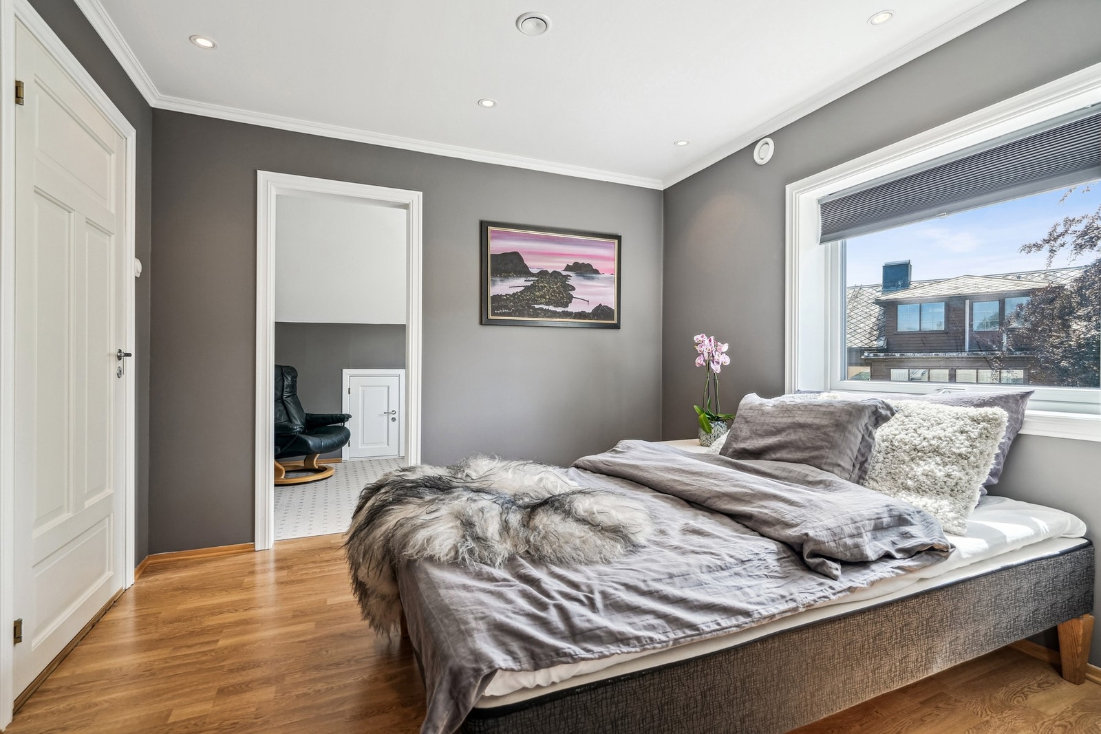 God plass til ønsket sengestørrelse, nattbord og kommode. Galleribilde