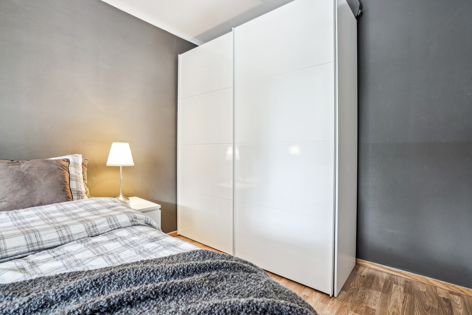 Her er det satt inn garderobeskap med skyvedører for orden og oversikt. Galleribilde