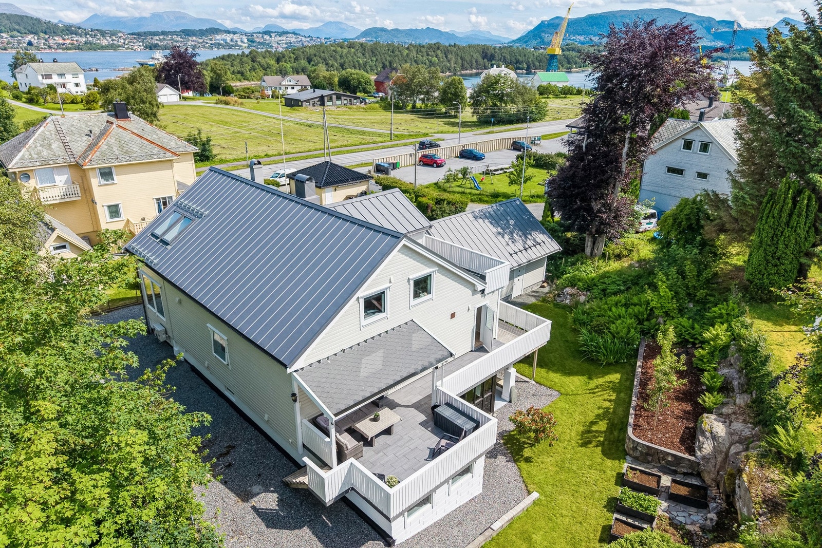 Eiendommen ligger i et sentralt og rolig boligområde med kort vei til skole, barnehage og servicetilbud. Galleribilde