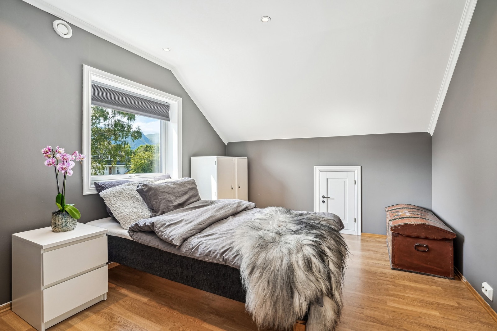 Soverom nr. 3 har fin størrelse. Det er godt med oppbevaring plass i raftekott. Galleribilde