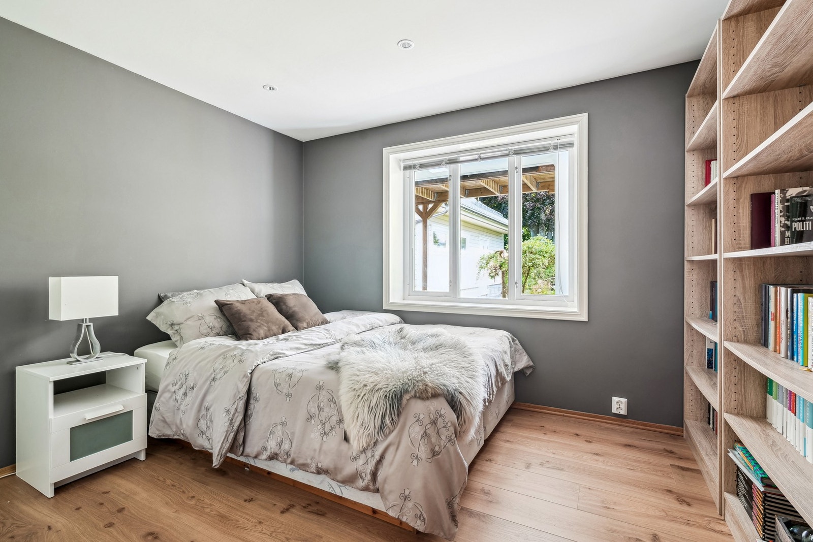 Et innbydende soverom - perfekt som gjesterom hvor gjestene kan føle seg hjemme fra første stund. Galleribilde