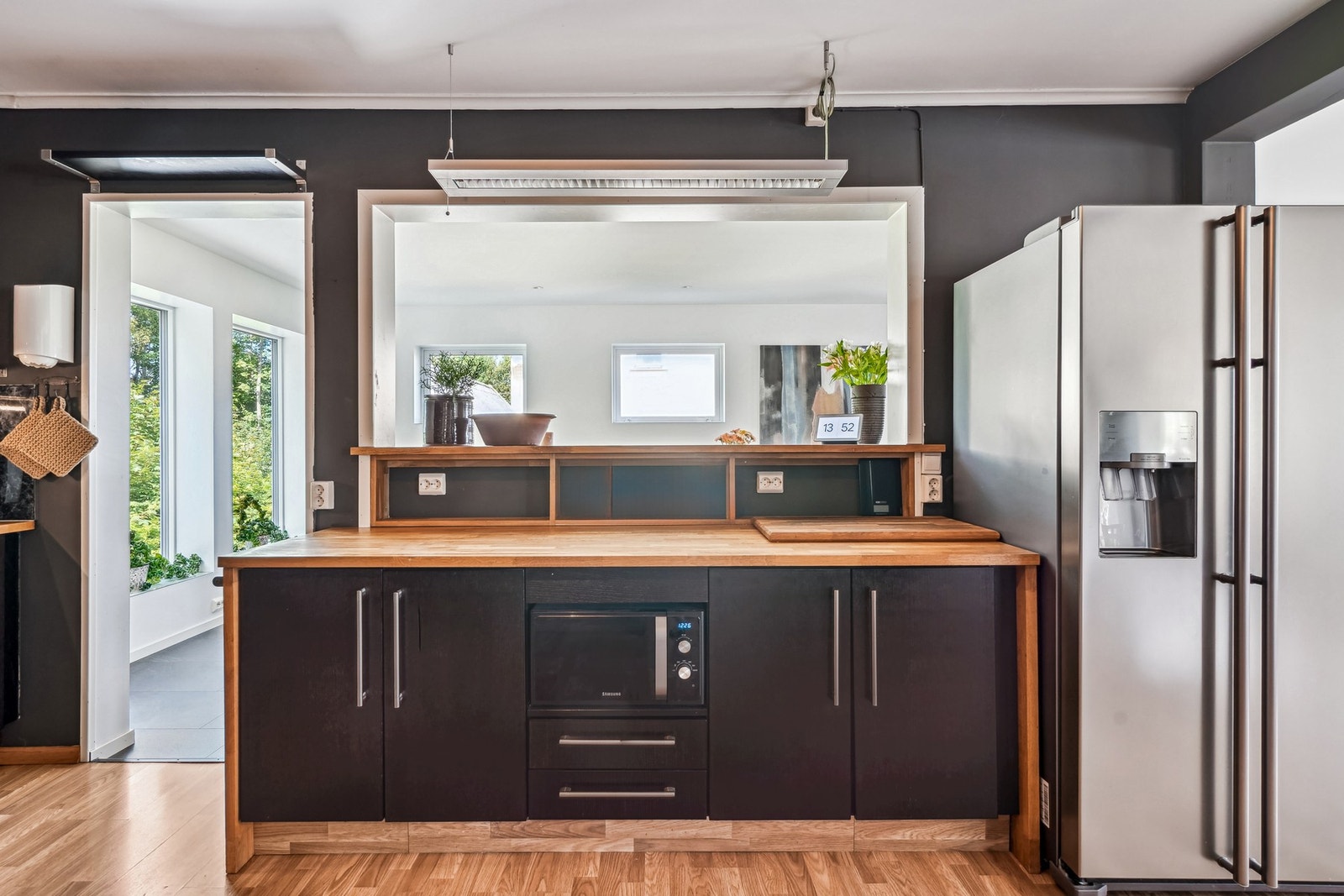 Med en delvis åpen barløsning mot spisegruppen gir dette rom for å underholde gjestene eller familien mens maten tilberedes. Galleribilde