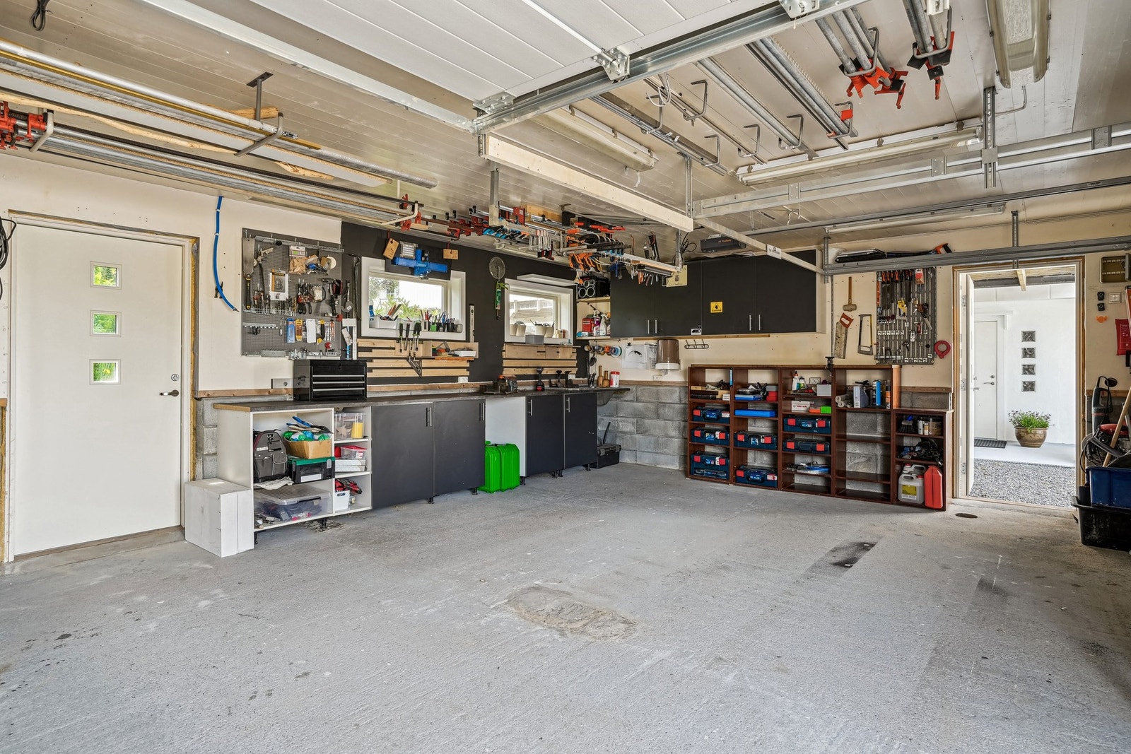 Garasjen er utstyrt med skap- og benkeplass, samt muligheter for oppheng. Galleribilde