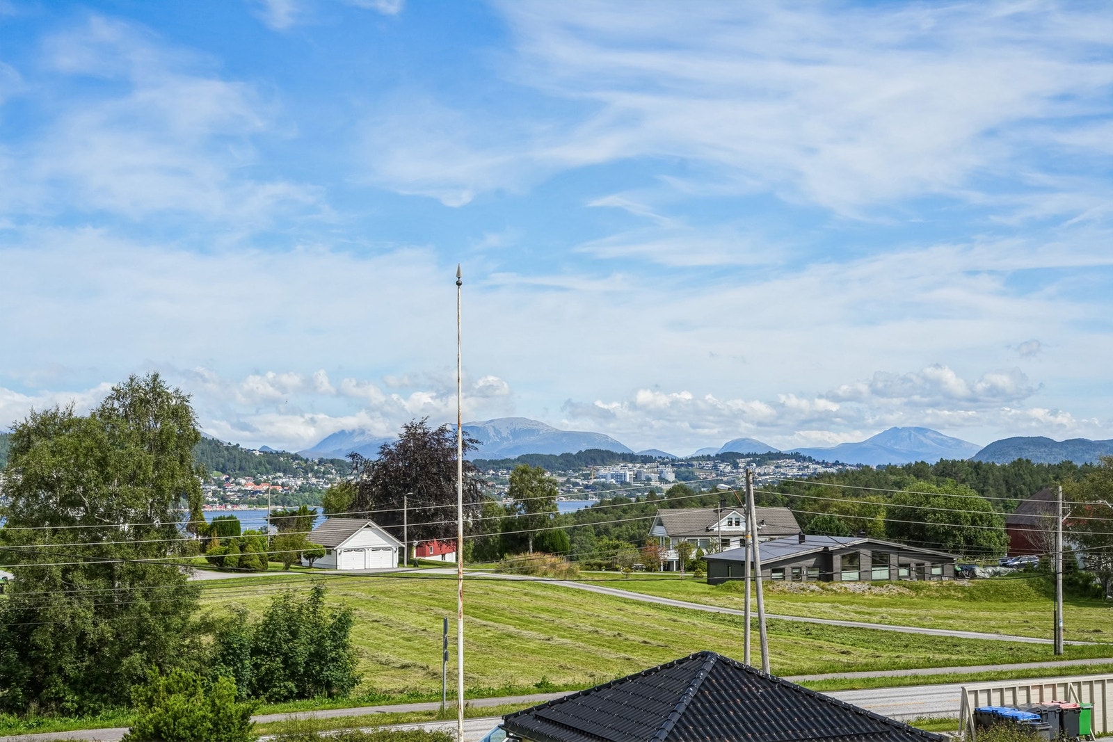 Fin utsikt mot Humla, Åse og mektige Sunnmørsfjell. Galleribilde