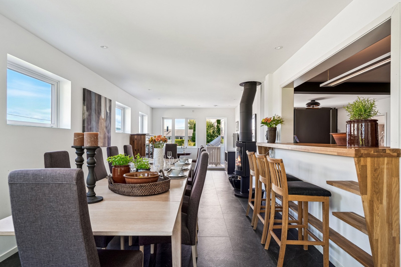 Kjøkkenøy med plass til barstoler - perfekt for en uformell frokost eller lekselesing mens maten lages. Galleribilde