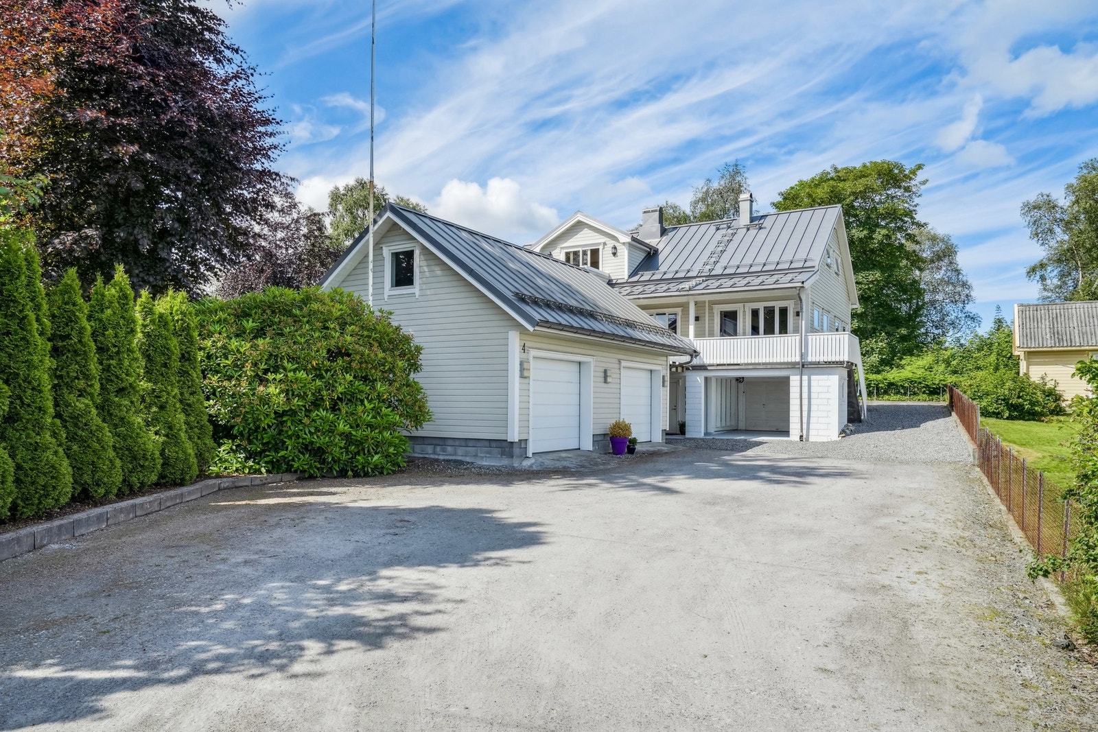 Stor gårdsplass med plass til flere biler. Galleribilde