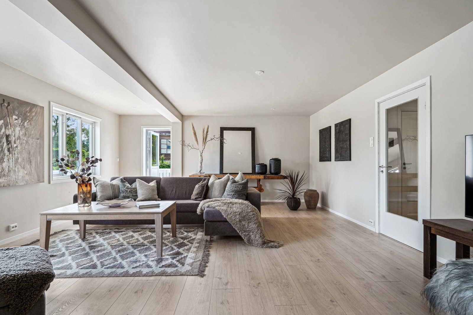 PrivatMegleren presenterer en innholdsrik enebolig med dobbel garasje, carport og gode solforhold i barnevennlig område på Fiskarstranda. Galleribilde