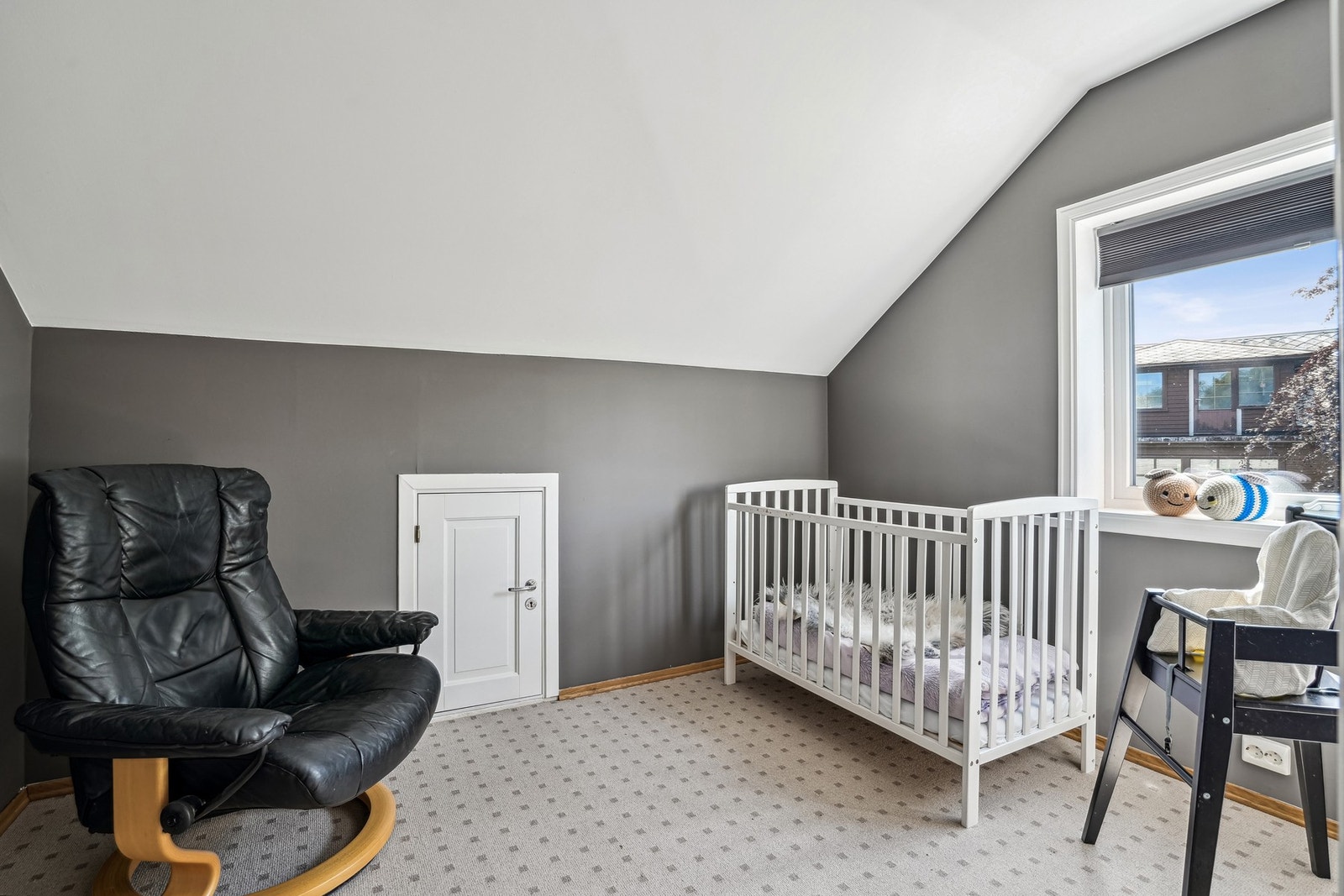 Fra soverommet er det tilkomst til et ekstra soverom, rommet passer utmerket som barnerom eller et lekerom. Galleribilde