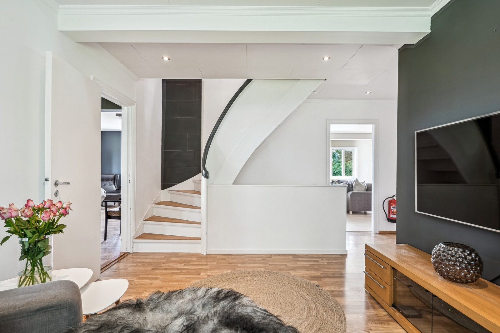 Fra stuekroken har man adkomst til trappeoppgangen som leder til boligens øvrig etasje. Galleribilde