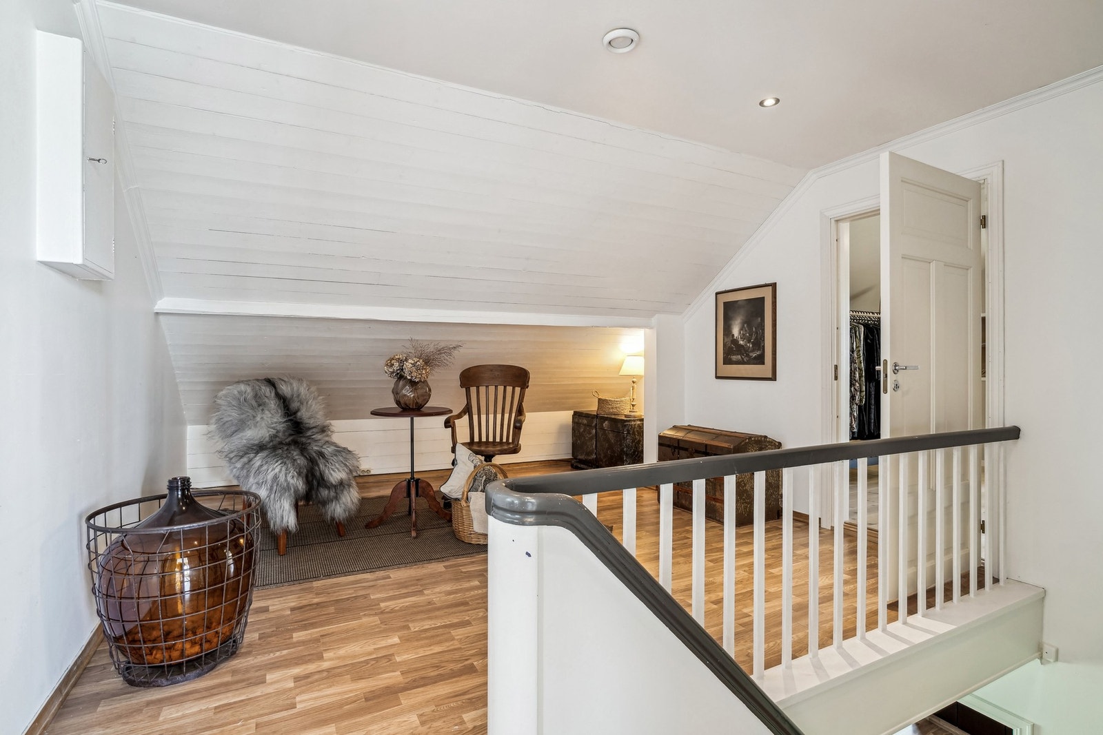 På loftet finner vi blant annet tre soverom og to boder. Galleribilde